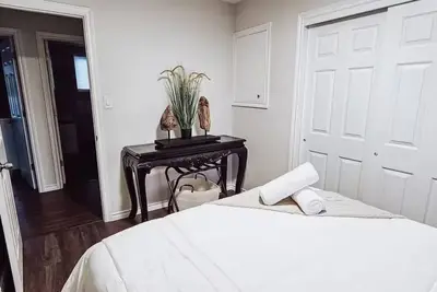 Image de Spacious 4br Retreat w/ 2 Kitchens, Firepit & Outdoor Kitchen – Walk to Falls