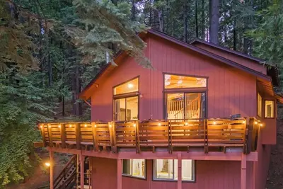 Image de Spacious modern chalet w/fire pit, Bbq, games, ping pong - 5 min from Big Trees!