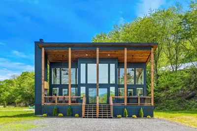 Image de New! 5 min to Dt, Hot tub, King Beds