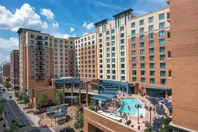 Image de 2 Br at Wyndham National Harbor -Rooftop + Indoor Pools. 25% Deposit to Book!