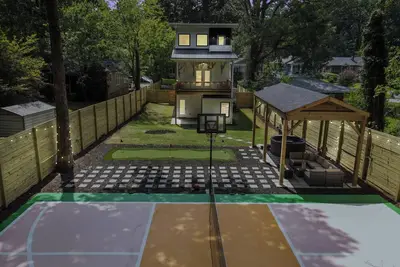 Image de Whimsical Retreat with Pickleball Court, Basketball & Golf