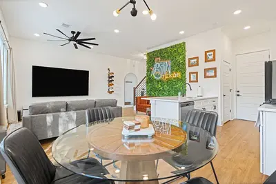Image de New East Austin Modern, minutes to Dt, Domain, & Airport