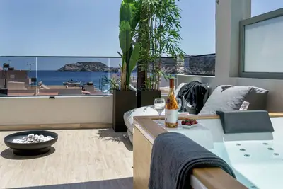 Image de New Suite with Heated Jacuzzi, only 40m to Beach, Restaurants and Shops