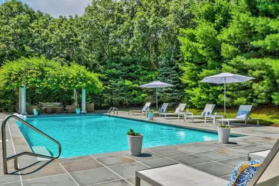 Image de Designer spacious Hamptons Getaway – 4br Oasis with Pool in East Quogue