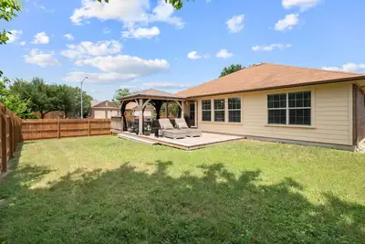 Image de Spacious Stylish Home • Private Patio Pergola