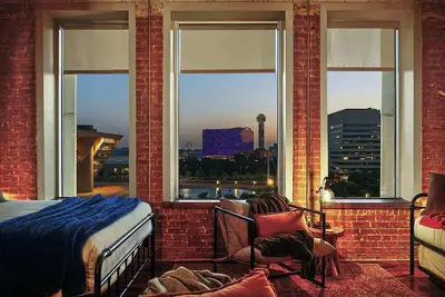 Image de Loft in Downtown Dallas with Skyline Views