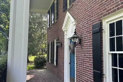 Image de Spacious Historical 6-bed house in Princeton. Pool, bocce and basketball court.