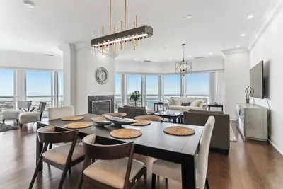 Image de Luxurious 3bed 3bath Penthouse in Heart of Downtown Toronto  | Parking & Gym