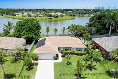 Image de Lakefront 3-Br House w/ heated Pool, Privacy, close to Beaches, fully renovated