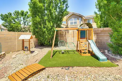 Image de 11 Mi to River of Lights: Family Home w/ Yard