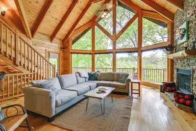 Image de Game Room, Hot Tub & Decks: Scenic Franklin Cabin
