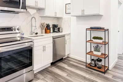 Image de New Reno! 3 Beds, in unit Washer & Dryer, Southie!