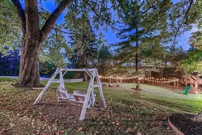 Image de Gorgeous Farmhouse in Lewis Center with a private pond, barn and a backyard