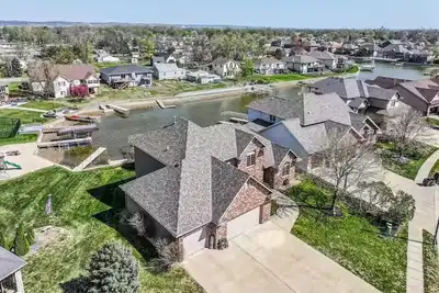 Image de 5 bed 3 miles to downtown Omaha and Cws. Hot Tub, Pool Table & Dart Board