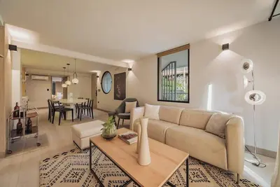 Image de Ep| Revellion 5br Apt A/C, WorkSpace, Washer&Dryer