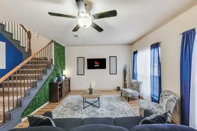 Image de Cozy Townhome: 4 Bedrooms, Six Flags!