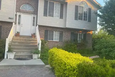 Image de Charming 2-bedroom apartment with WiFi, Ac in Orem/vineyard area. Big back yard.