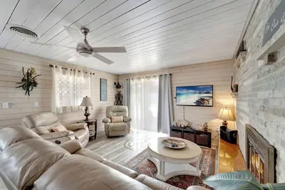 Image de Ripple Inn: Coastal vacation home w/ lagoon pool access 1/2 mile to beach ferry