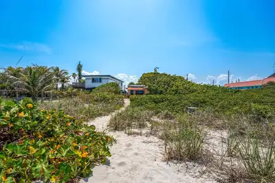 Image de Beach Paradise. Spacious, rustic, charming, original Florida style beach house.