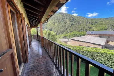 Image de House in the middle of nature surrounded by mountains