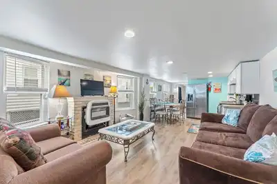 Image de Walk to the Ww Crest Beach Sleeps 8 Porch