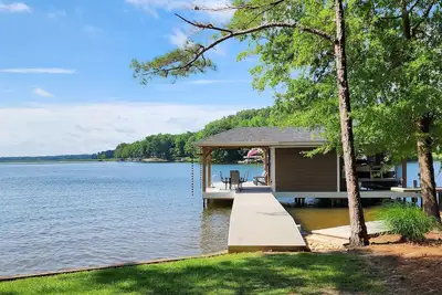 Image de Lakefront single-story home, Flat lot! Huge game room!