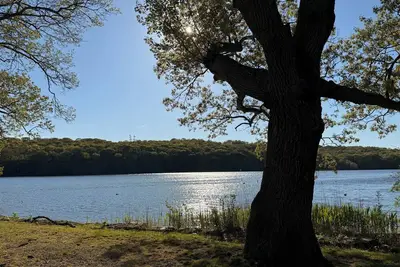 Image de Family friendly Waterfront home with private beach.