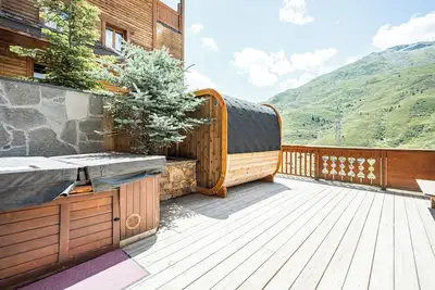 Image de Chalet 'Gabrielle Luxe Ski Aux Pieds' avec vue sur lac, terrasse privée et Wi-Fi