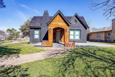 Image de Modern Dallas 3br | Backyard Oasis & Firepit