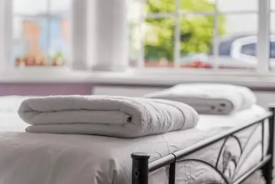 Image de Modern 4-Bedroom Serviced Apartment in Coventry – Comfort, Space & Tranquillity