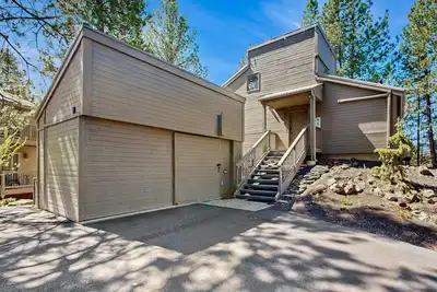 Image de Multi-level home w/ private hot tub, decks, and Sharc passes provided