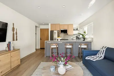 Image de Tide House - Unit A | Modern Seaside 1bd w Parking