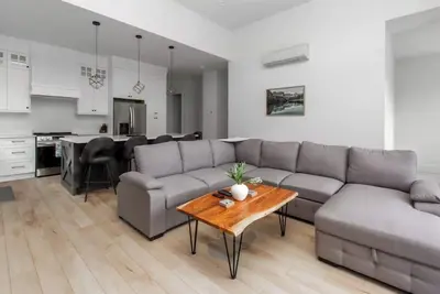 Image de Lakeside Living – New 3 Bedroom Waterfront Retreat