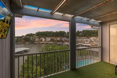 Image de Penthouse Level Condo w/ Lake & Pool Views, Boat Slip, Tennis & Pickleball