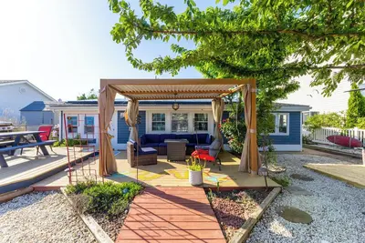Image de Minutes to Ocean! 3-bedroom waterfront Boho Beach Bungalow with Ac, Wifi, Bar Shed
