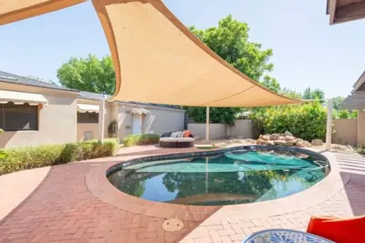 Desert Oasis: 5br Home with Pool & Firepit