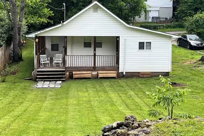 Image de SoKno. mid-term rental cottage: walking distance to downtown Knoxville & Utk.