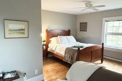 Image de Spacious and cozy 5-bedroom home on gorgeous grounds with hot tub and pool.