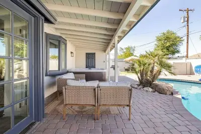 Image de Upscale 4-Bed Cozy Retreat with Hot tub, Pool & Outdoor theatre