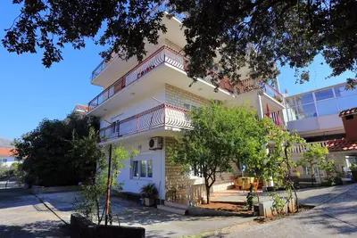 Image de Appartement de trois chambres avec la terrasse et la vue sur le mer Seget Vranjica, Trogir (A-12760-d)
