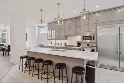 Image de Architecturally designed 4 bedroom home walking distance to downtown Wayzata