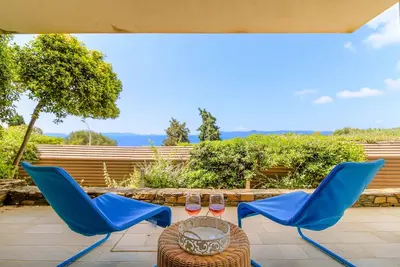 Image de T2 vue mer avec Piscine privée et Services inclus