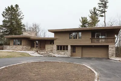 Image de Frank Lloyd Wright student designed mid-century modern riverfront home