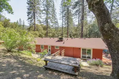 Image de Hike, Boat & More: Cabin w/ Hot Tub in Ahwahnee!
