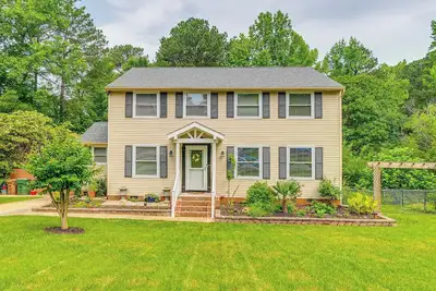Image de 3 Mi to Dtwn Cary: Family Home w/ Deck!