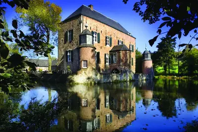 Image de Unique Getaway: 2 Elegant Rooms Close to Aachen Cathedral | Free Parking