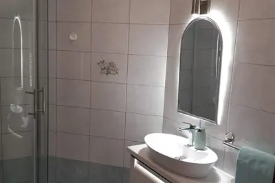 Image de modern 2-bedroom apartment with WiFi, Ac in serene Punat
