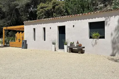Image de Maison neuve dans son écrin de verdure ( Luberon )