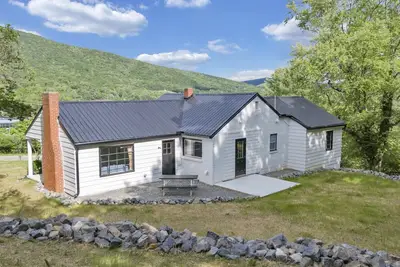 Image de Charming 3br home seconds from the Blue Ridge Parkway