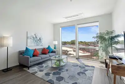 Image de 1br City Loft With Modern Glass Views